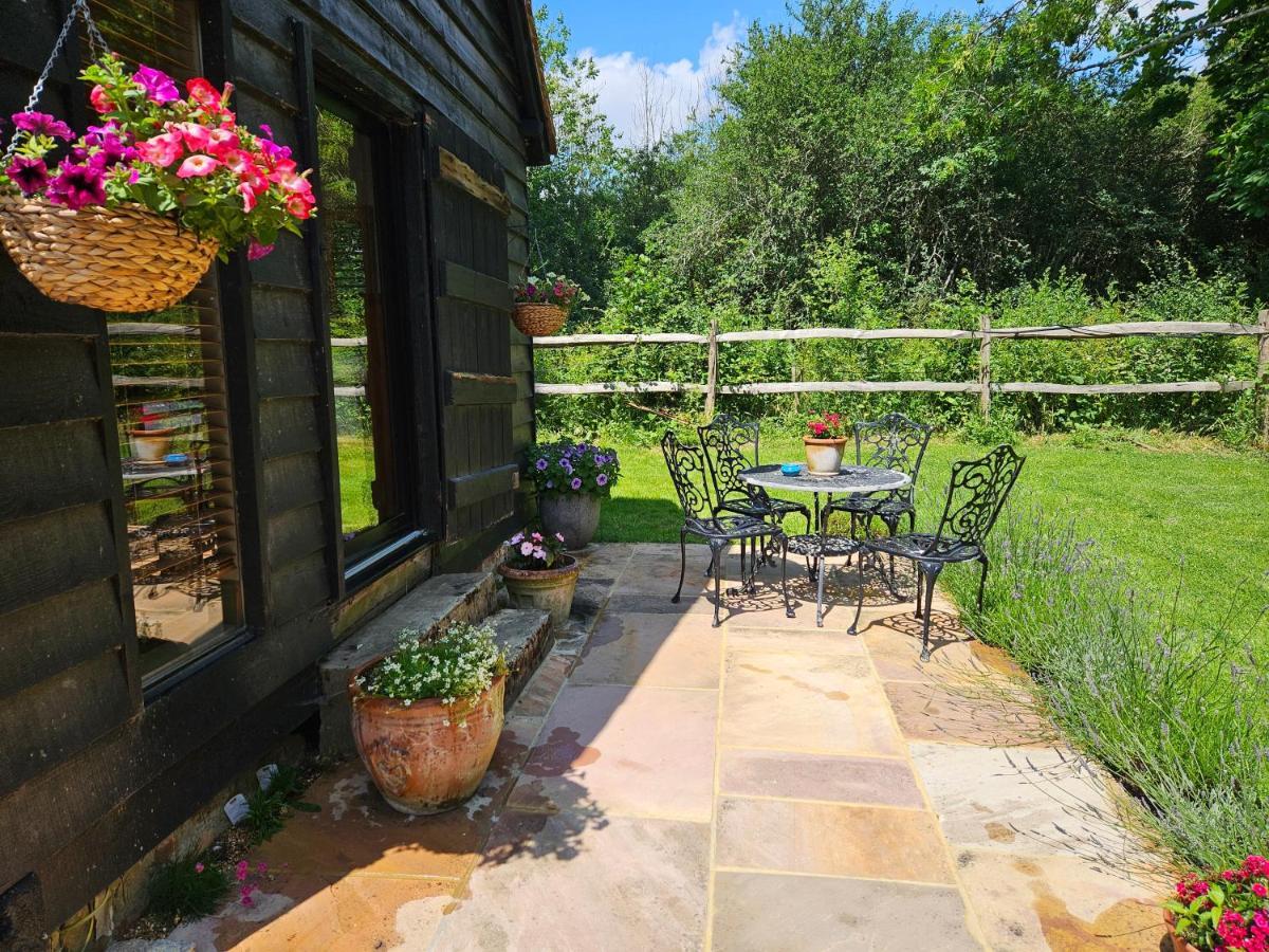 Gatwick Hideout Apartamento Charlwood Exterior foto